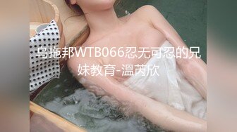  00后小姐妹在床上一起伺候小哥，交大鸡巴舔乳头，互相抚慰玩弄骚穴和奶子，让小哥床上床下各种抽插爆草