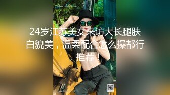 网友伸出邪恶的上帝之手 把美女吓个半死