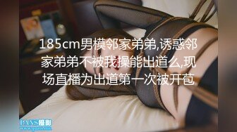 人妻少妇露脸发骚不让儿子睡觉激情啪啪，跟狼友互动撩骚，淫声荡语撸起大鸡巴舔弄，吃奶舔逼无套抽插好刺激，