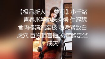 帽子哥偷拍女神上厕所没带纸用口罩擦逼擦屁眼,等女神走后帽子哥如获至宝捡起来戴上自拍