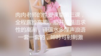 《母子乱伦》把妈妈前面身体按进车里⭐屁股撅在外面就在大马路边上直接插进去⭐好爽啊