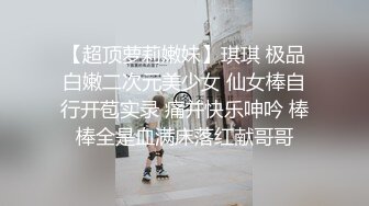 抖音擦边：颜值美女主播各显神通闪现走光 (4)