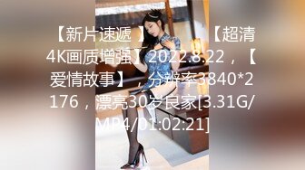 漂亮美女 穿着开档牛仔裤 被无套输出 拔Q射了一屁屁