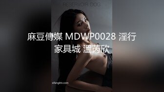 【豹纹装170CM极品美腿外围女】气质不错长发御姐型，扒掉内裤要看小穴，69姿势舔逼怼着镜头，扛起腿怼着骚穴猛操